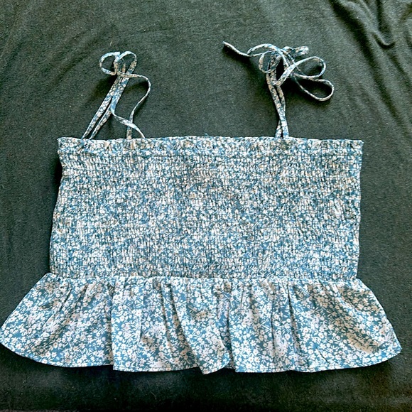 Cute flower top with asjustable strings that tie on your shoulders. - Picture 2 of 2